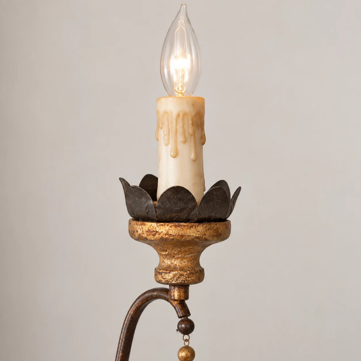 Ampoule de type bougie, manchon anti-goutte de cire et bobèche en forme de pétale de lotus