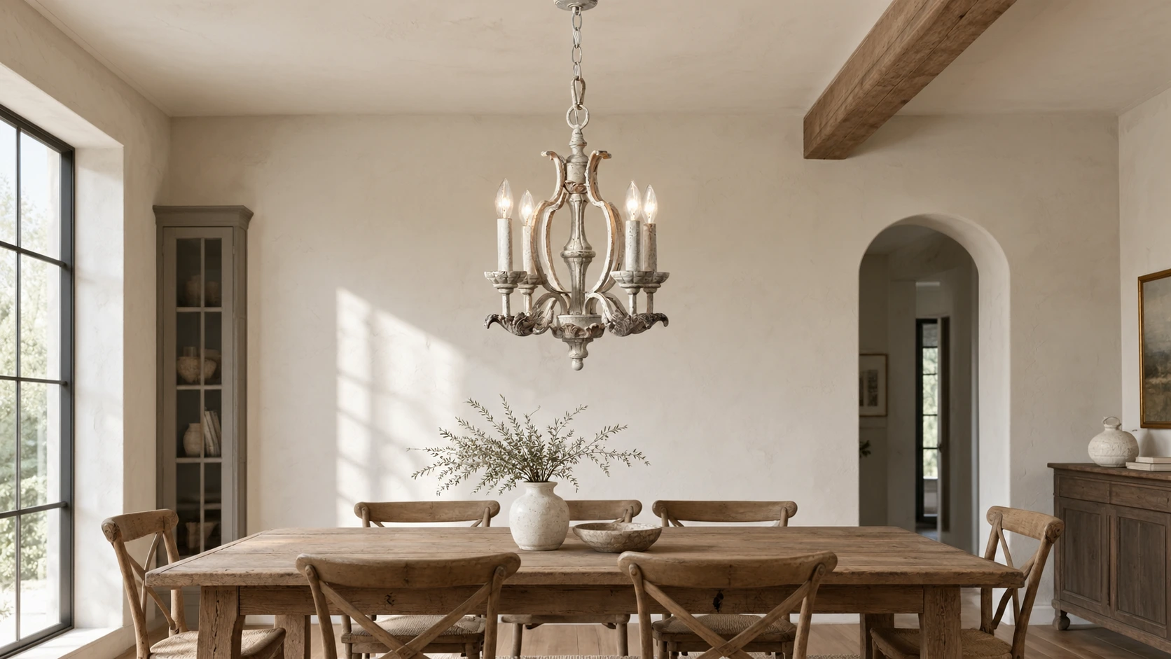 Lustre vintage en bois vieilli au-dessus d’une table à manger
