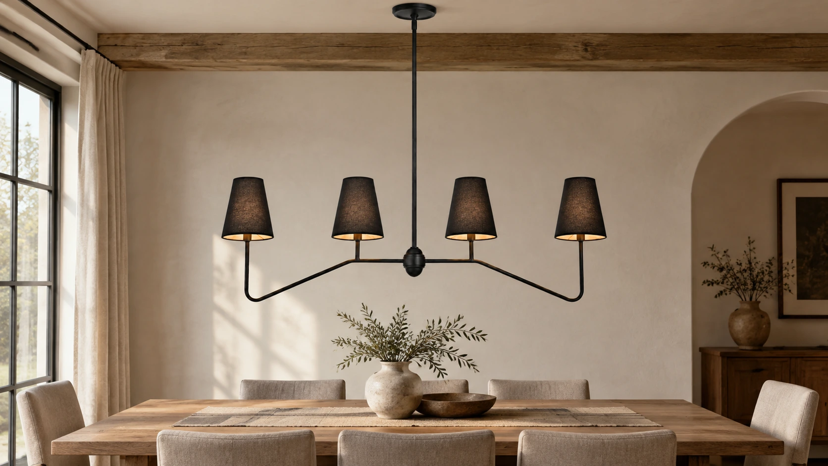 Lustre linéaire à abat-jour noir au-dessus d'une table à manger en chêne naturel