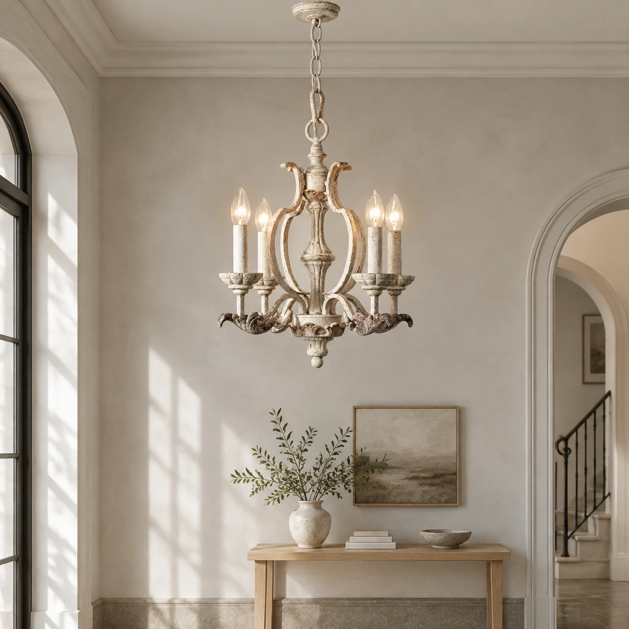 Lustre vintage dans une entrée calme