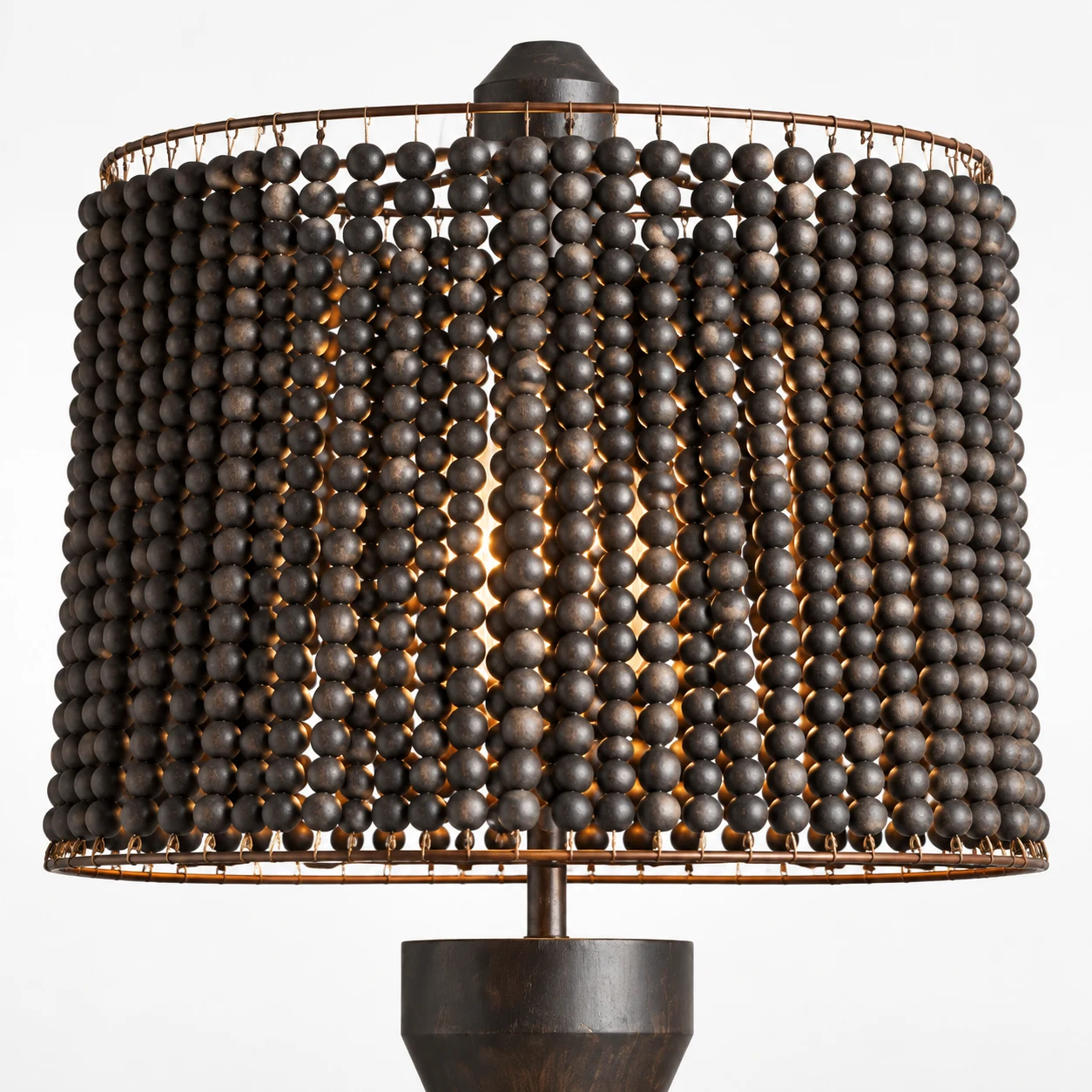 Détail des perles de bois de l’abat-jour