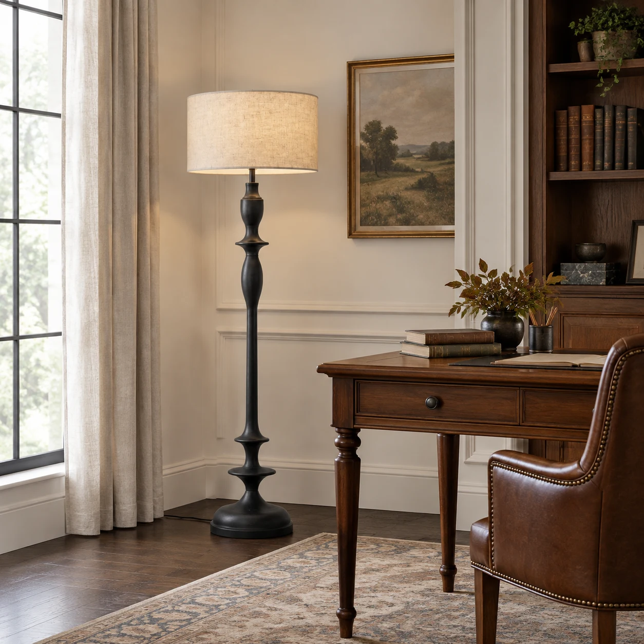 Lampadaire Camille noir à côté d'un bureau en noyer
