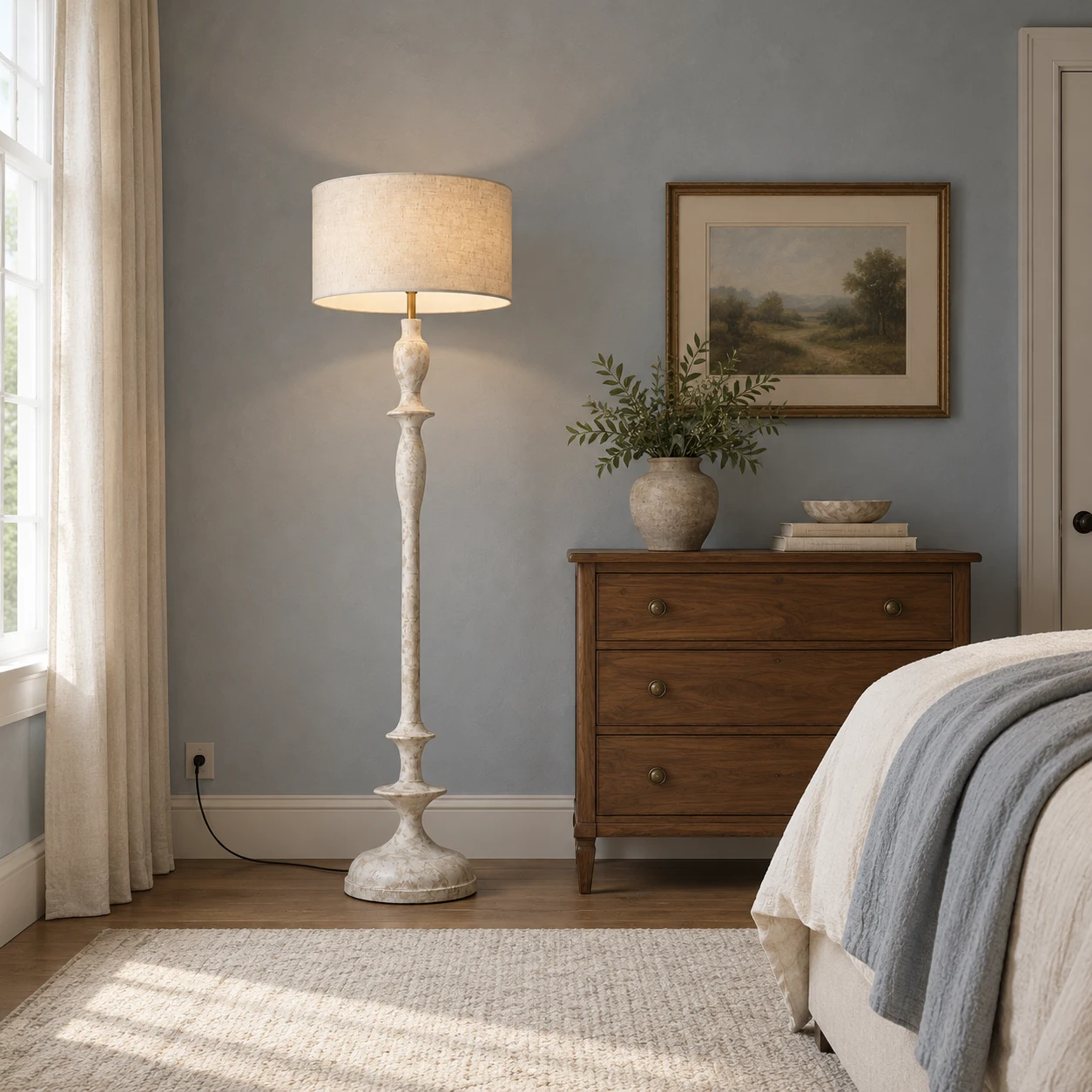 Lampadaire Camille blanc vintage à côté d'une commode en noyer