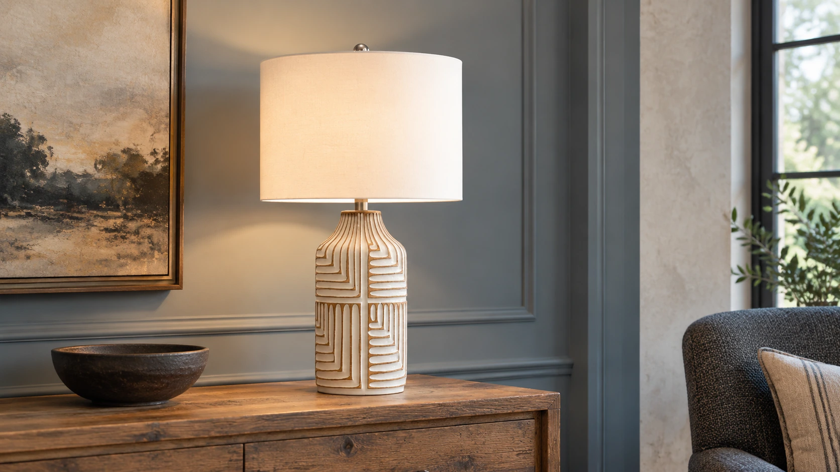 Lampe de table Odette sur une console en chêne dans un salon aux tons bleu fumé sobres