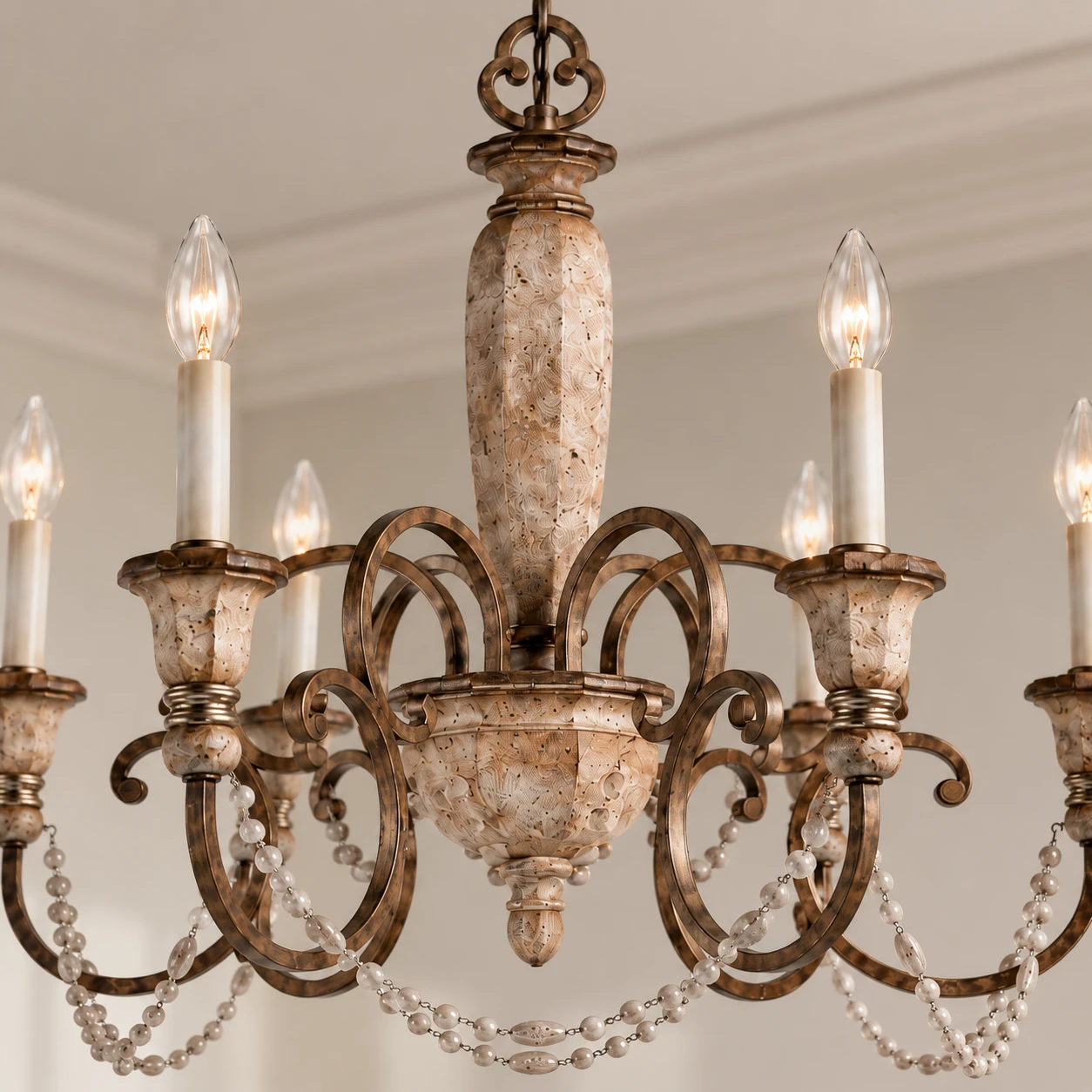 Centre en bois sculpté, bras en volutes de fer et détails en perles de cristal