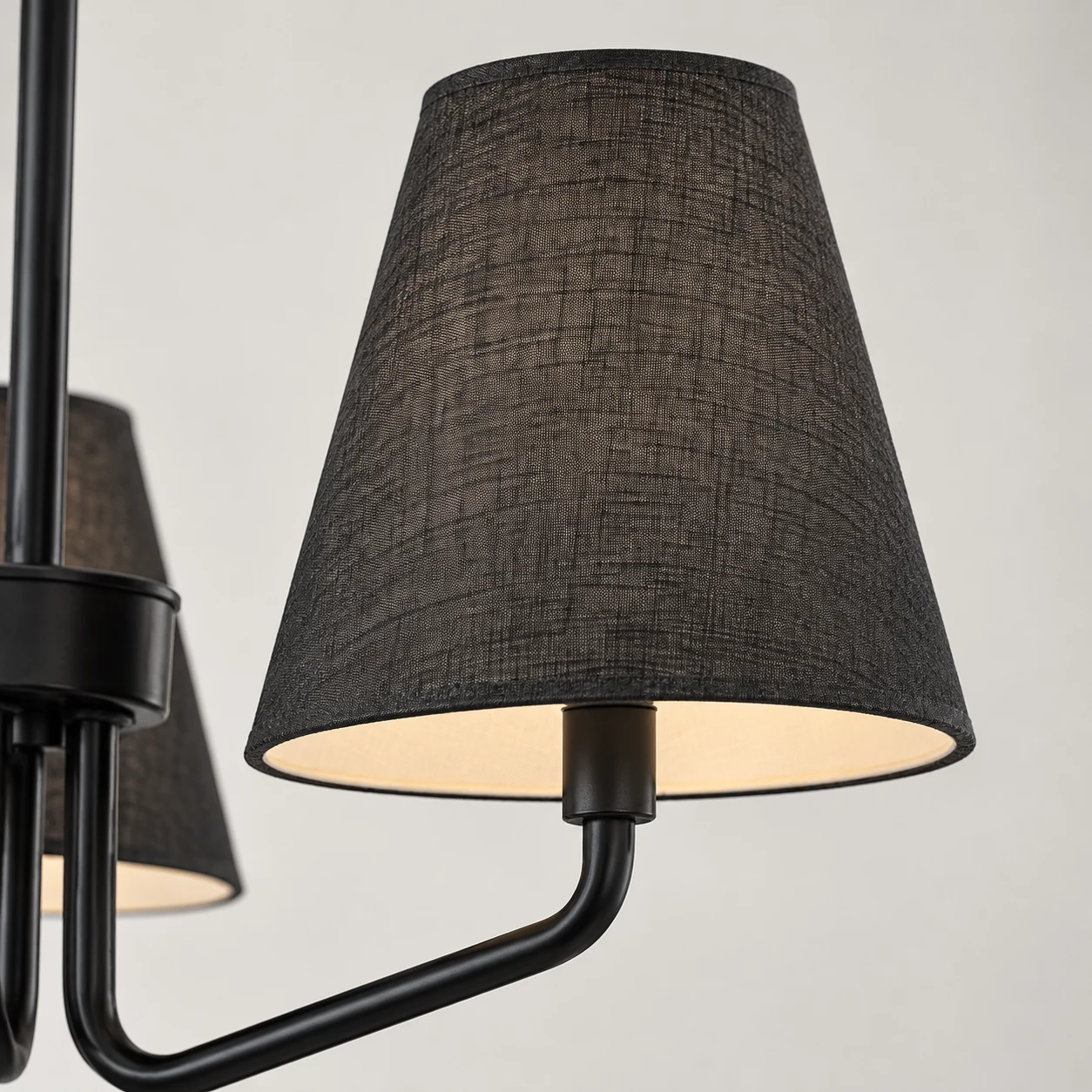 Abat-jour conique en tissu à intérieur doucement éclairé