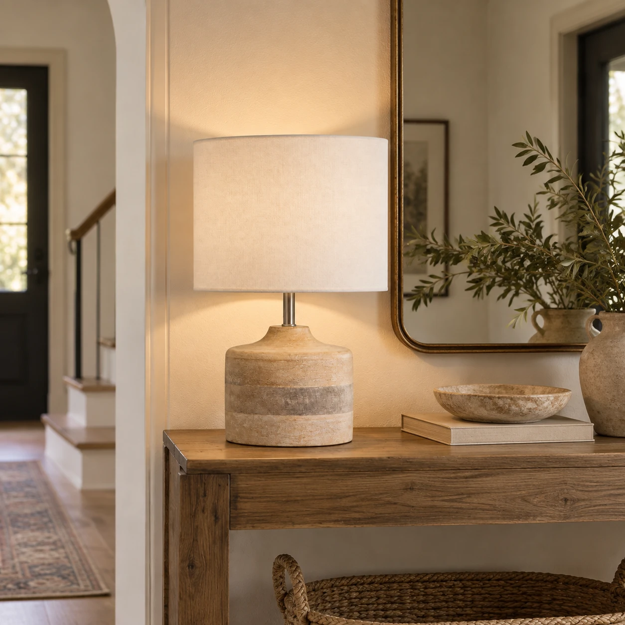 Lampe de table vintage Iris en bois sculpté dans un intérieur résidentiel