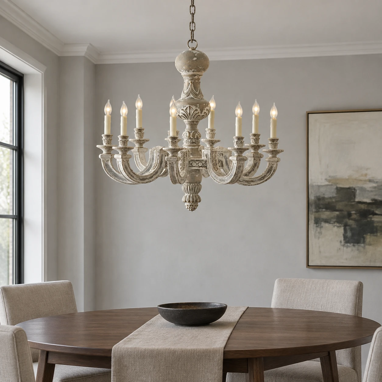 Lustre en bois à huit lumières dans une salle à manger aux tons neutres