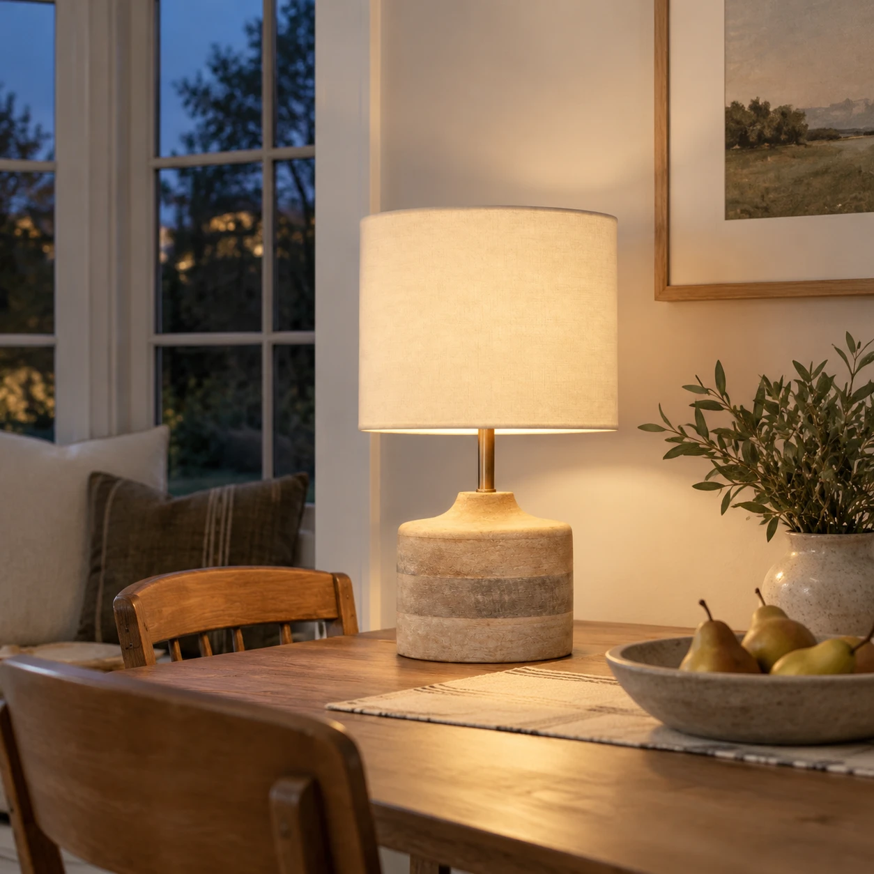 Lampe de table vintage Iris en bois sculpté dans un intérieur résidentiel