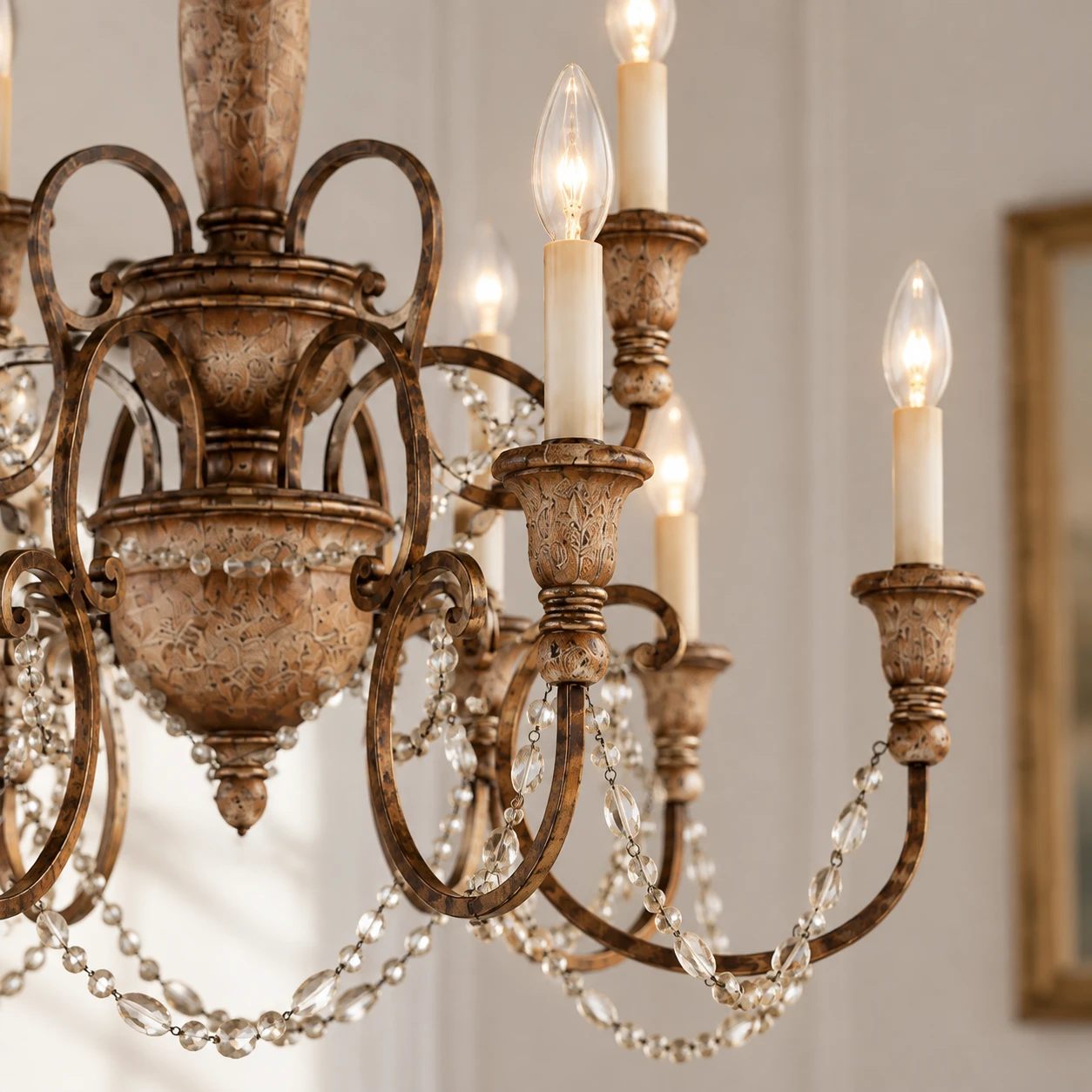 Détails des têtes de lampe E14 de style bougie et des bras en fer courbés