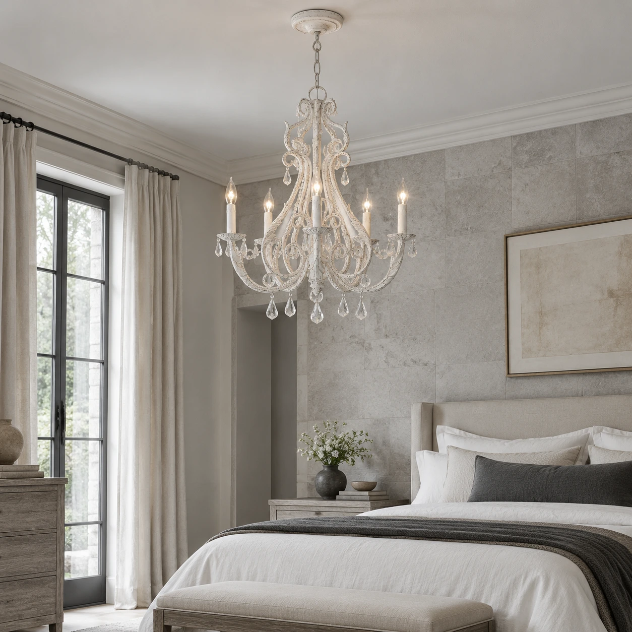 Lustre blanc à cinq lumières dans une chambre