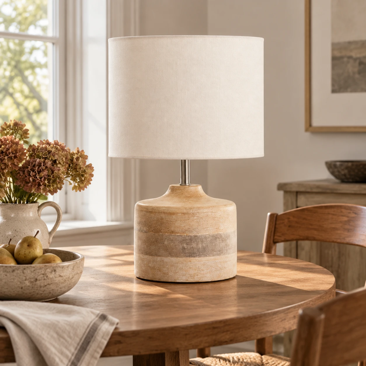 Lampe de table vintage Iris en bois sculpté dans un intérieur résidentiel