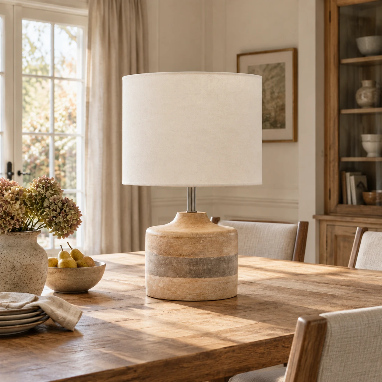 Lampe de table vintage Iris en bois sculpté dans un intérieur résidentiel