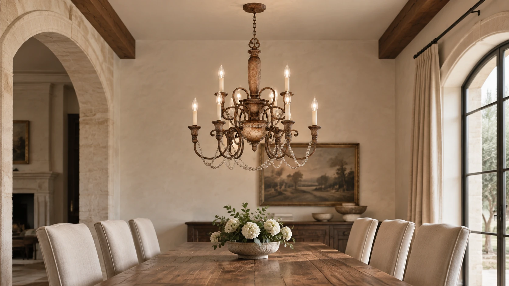 Lustre rétro Clara à huit lumières en bois sculpté au-dessus d'une table à manger vintage