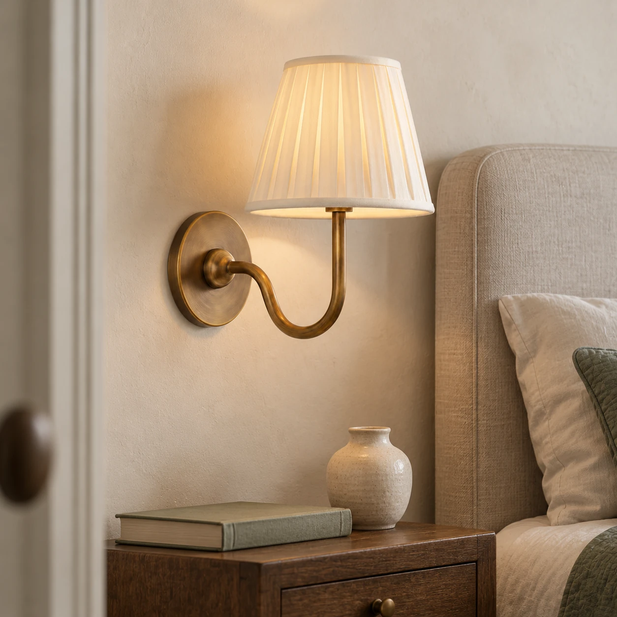Lampe en tissu rustique américain dans une chambre calme avec une table de chevet en chêne vieilli et la douce lumière du matin