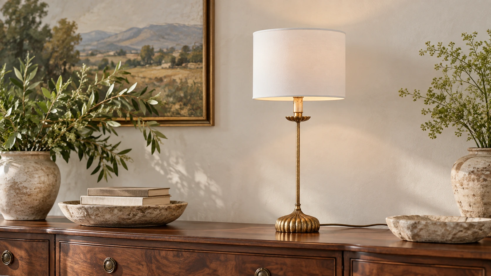 Lampe de table en or antique vieilli sur une console en noyer