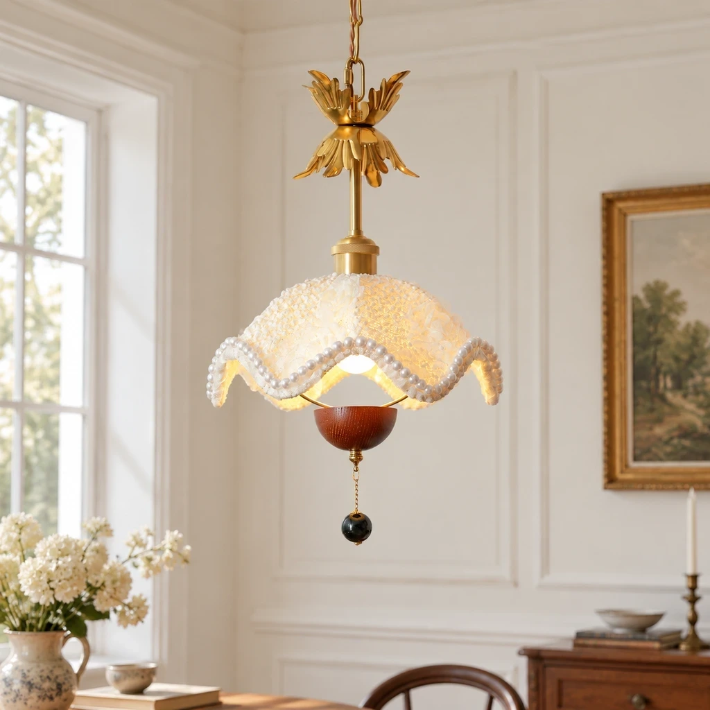 Suspension Sophie en tissu à motif floral dans un intérieur lumineux