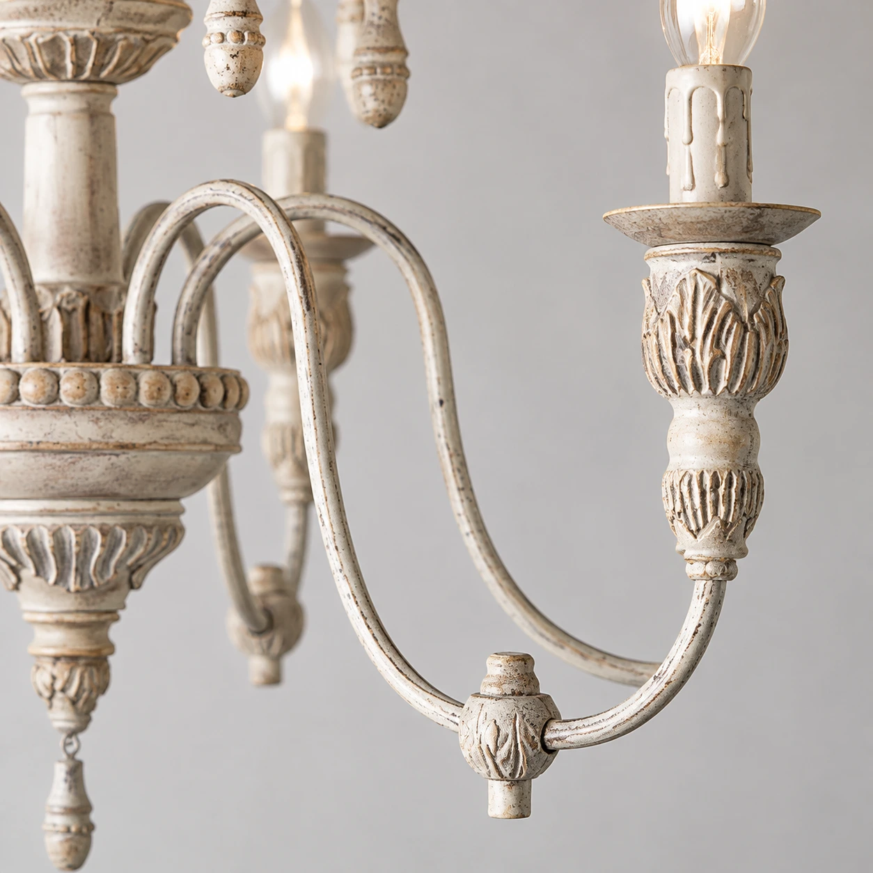 détail du bras de lustre en métal vieilli
