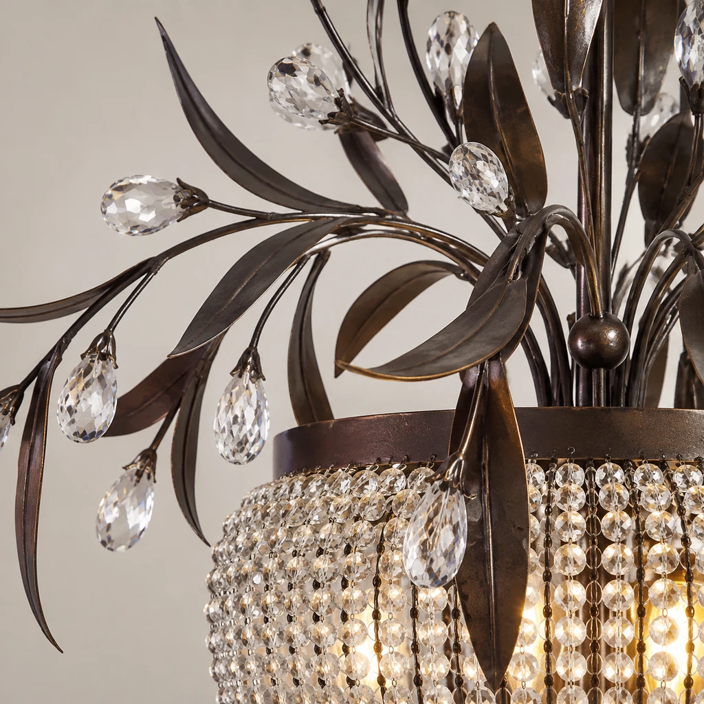Gros plan sur les feuilles, les branches et les cristaux facettés en bronze foncé de Celeste