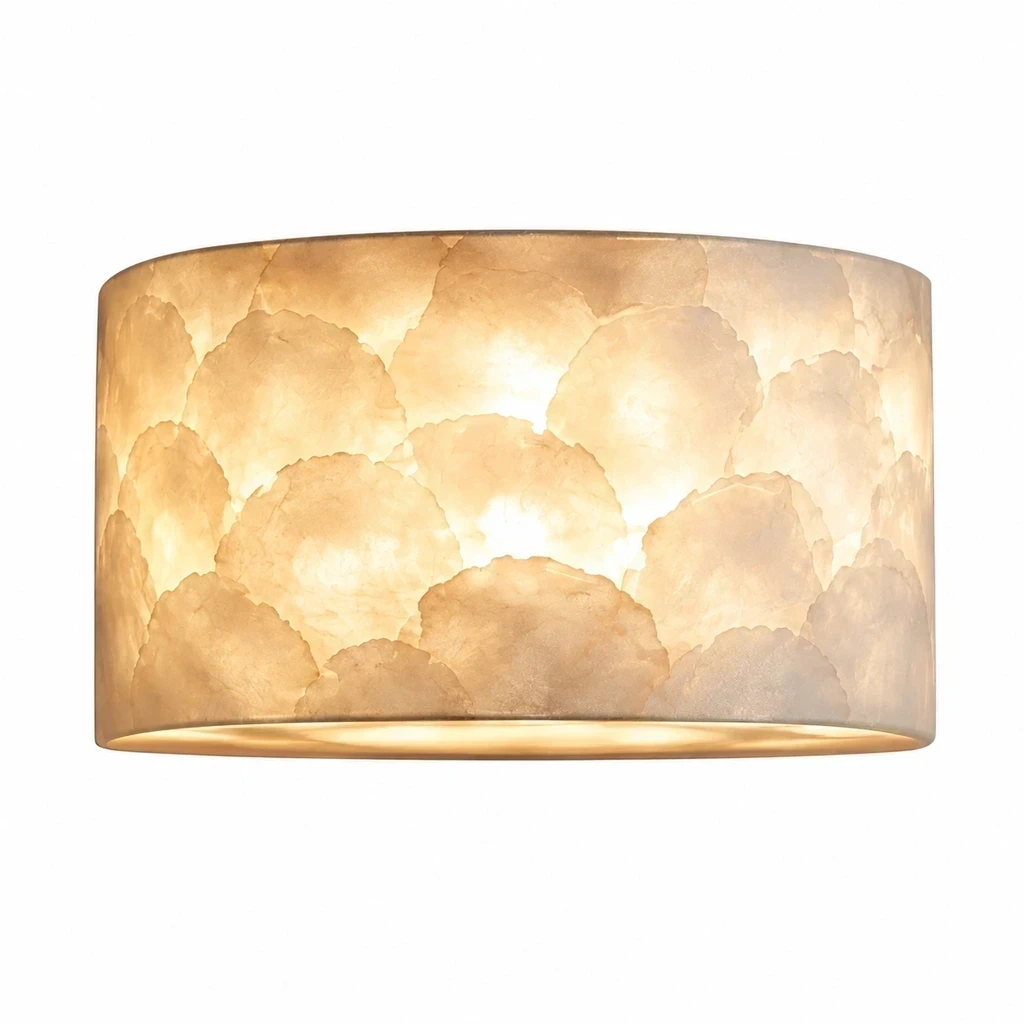 Detailweergave van het materiaal en de vorm van de Odette Vintage Layered Shell Iron Wall Sconce