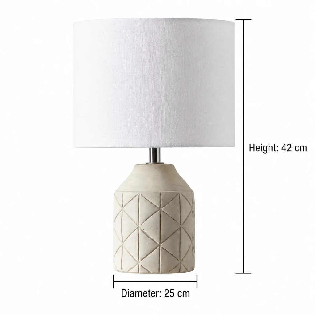 Lámpara de mesa Merritt de madera tallada con diseño geométrico. Dimensiones: 25 cm de diámetro y 42 cm de altura.