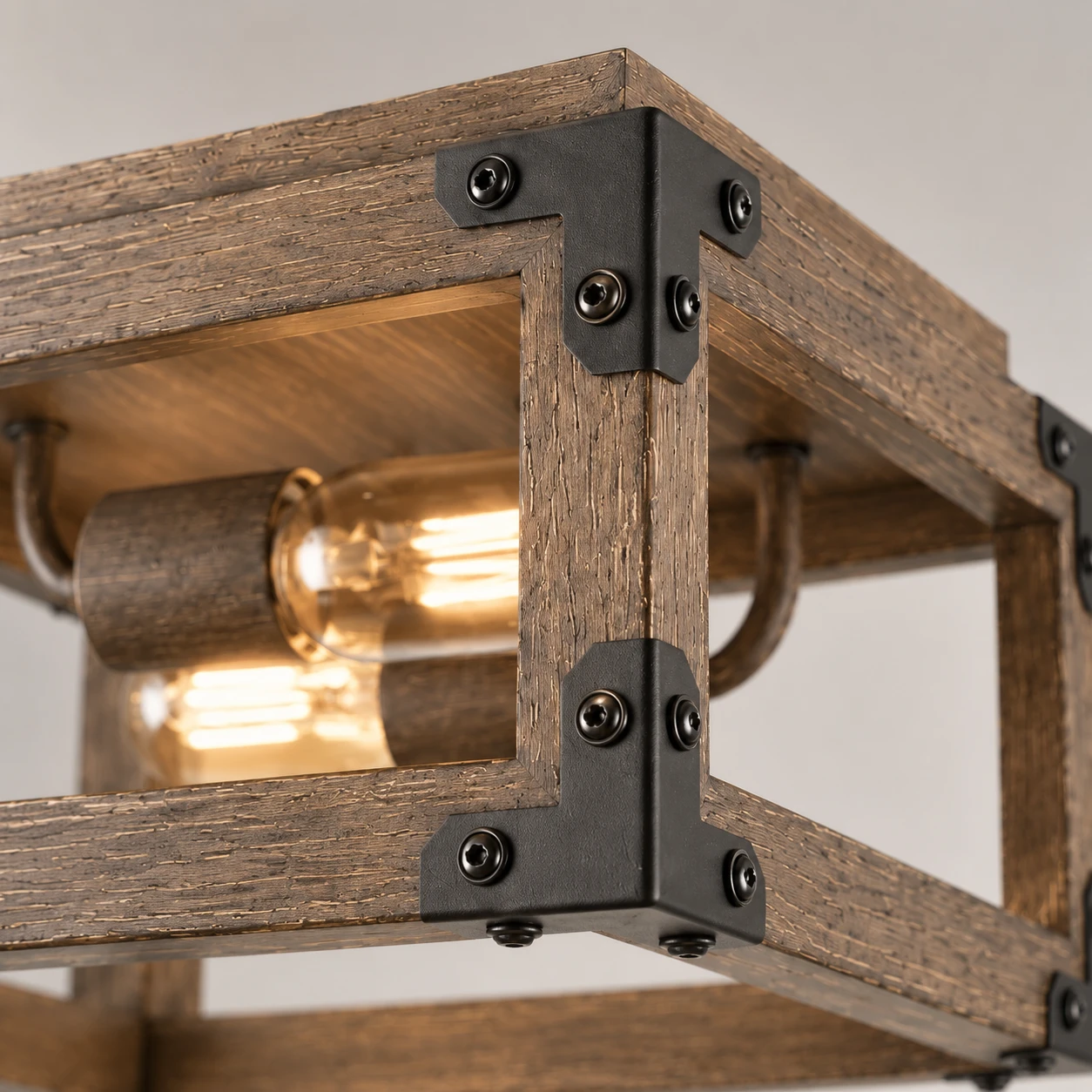 Soffitto in legno rustico Elias con fascia in legno e staffa in metallo nero.