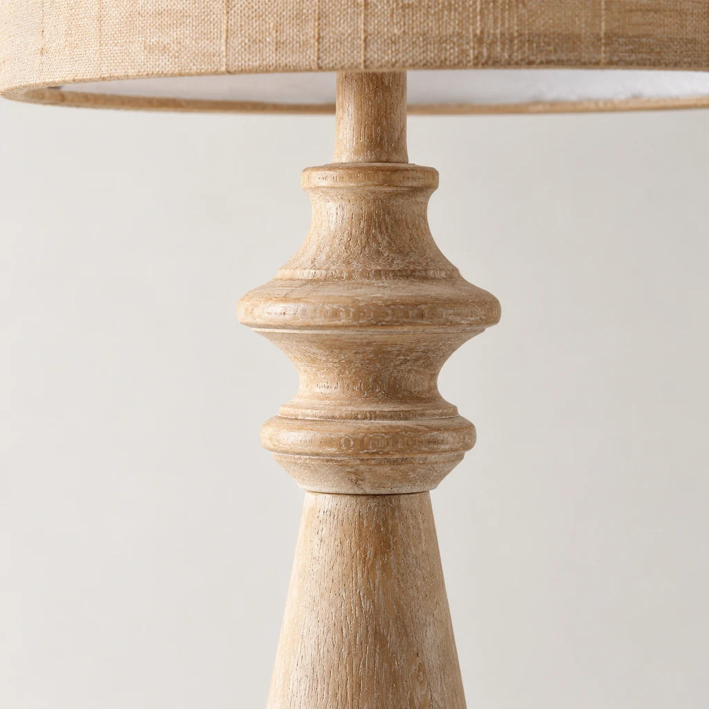 Detalle cercano del cuerpo de madera torneada con aspecto ligeramente envejecido.