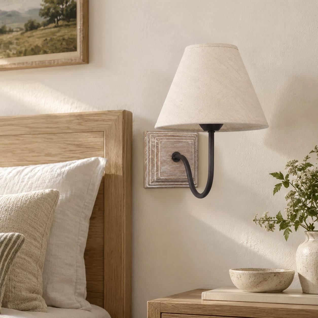 Applique murale simple à abat-jour en tissu près du mur du lit