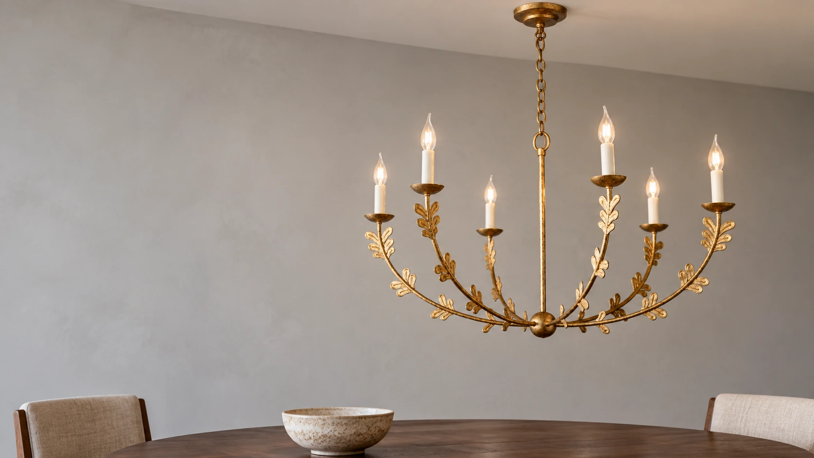 Lustre en fer orné de feuilles d'or dans un coin repas