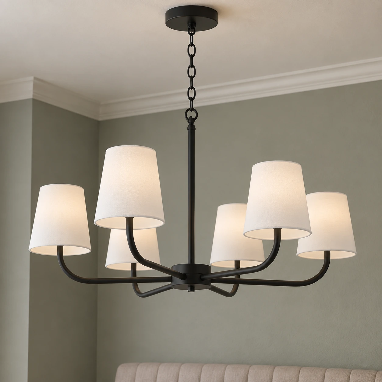 Lustre noir dans un salon aux tons vert pâle
