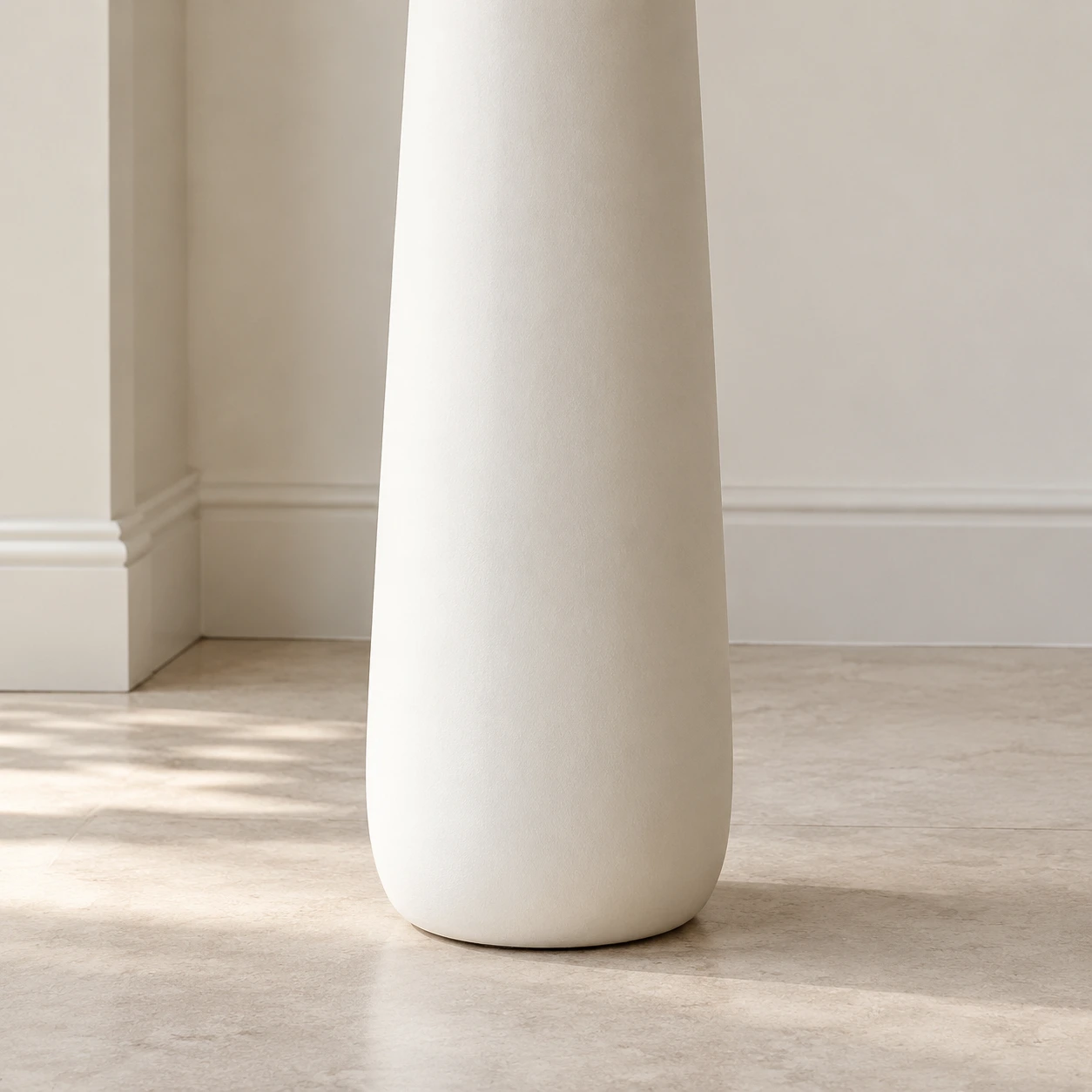 Gros plan sur le pied du lampadaire en bois peint en blanc