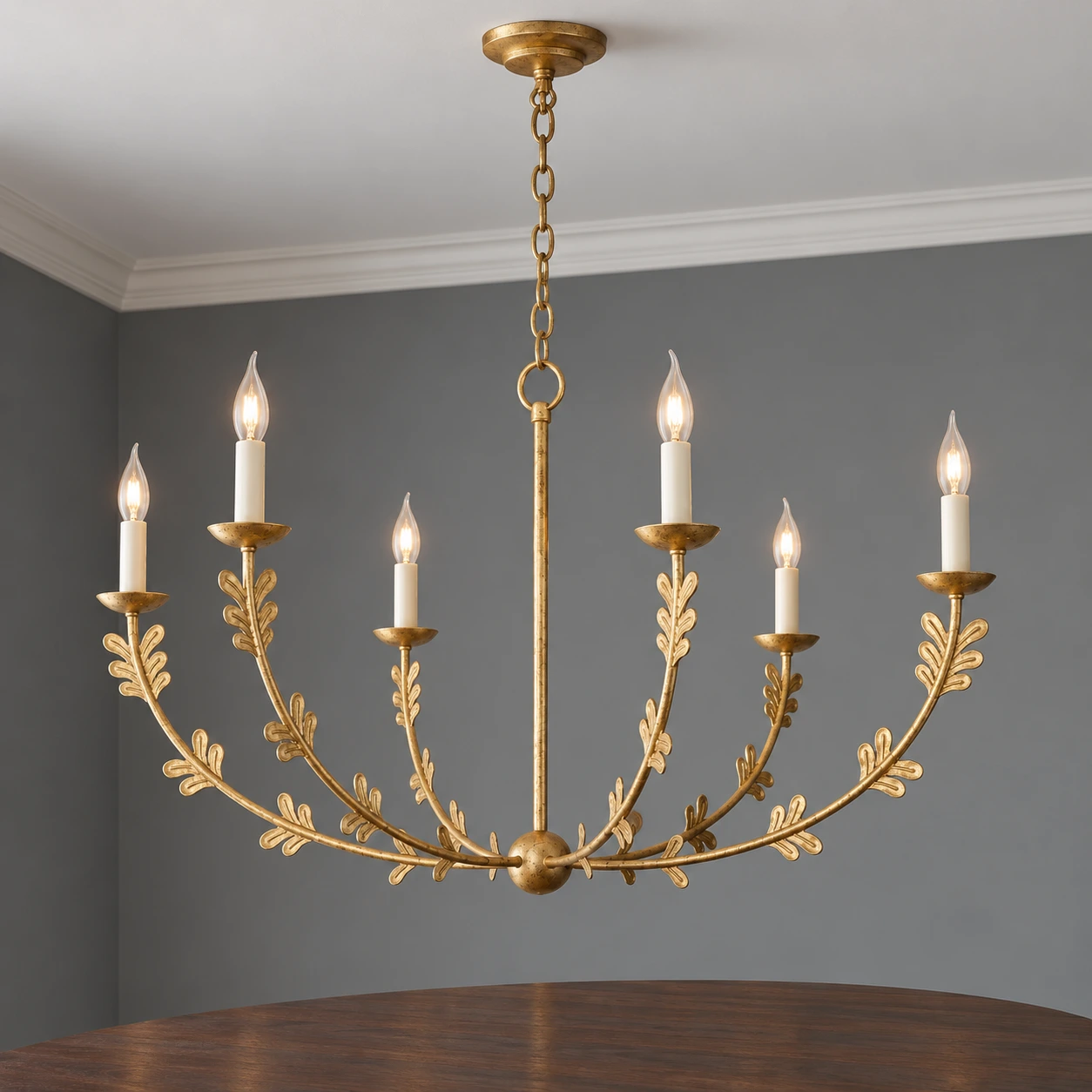Lustre en or antique au-dessus d'une table à manger