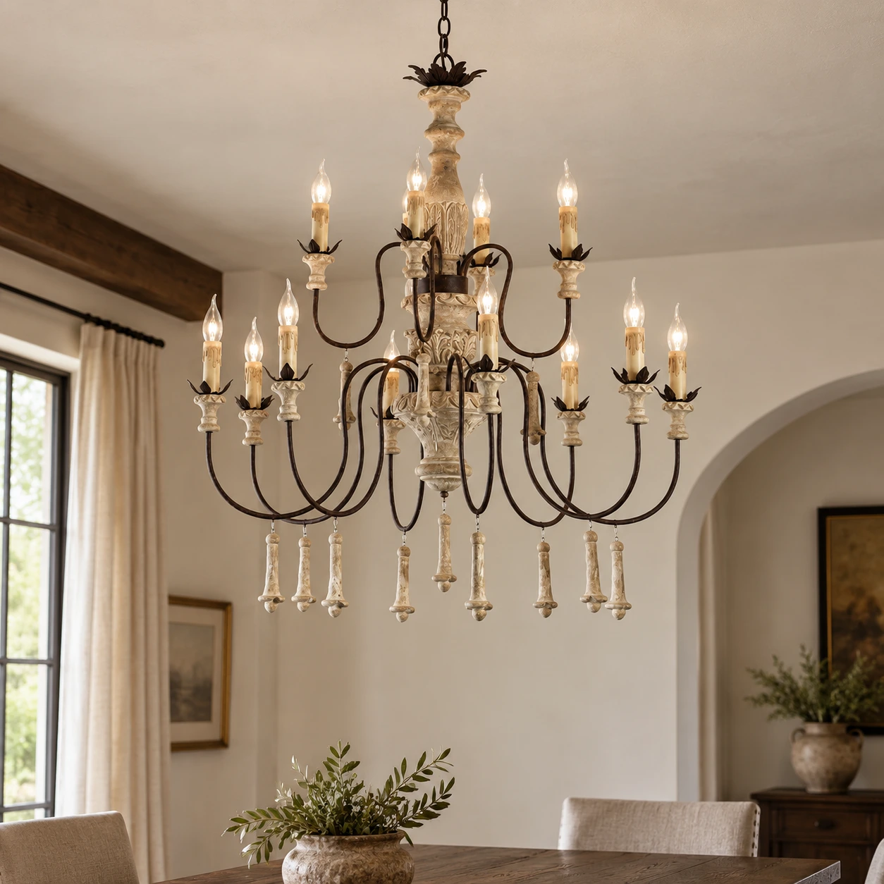 Lustre en bois à douze têtes au-dessus d'une salle à manger