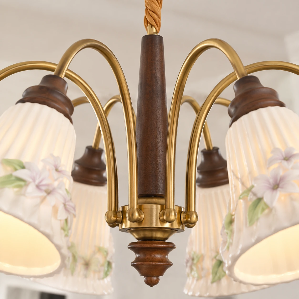 Détail du moyeu Elise en bois sculpté