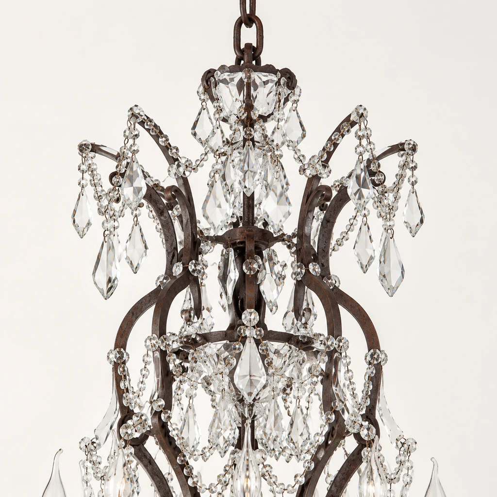 Detalle de la corona, la cadena y los adornos de cristal de la lámpara de araña.
