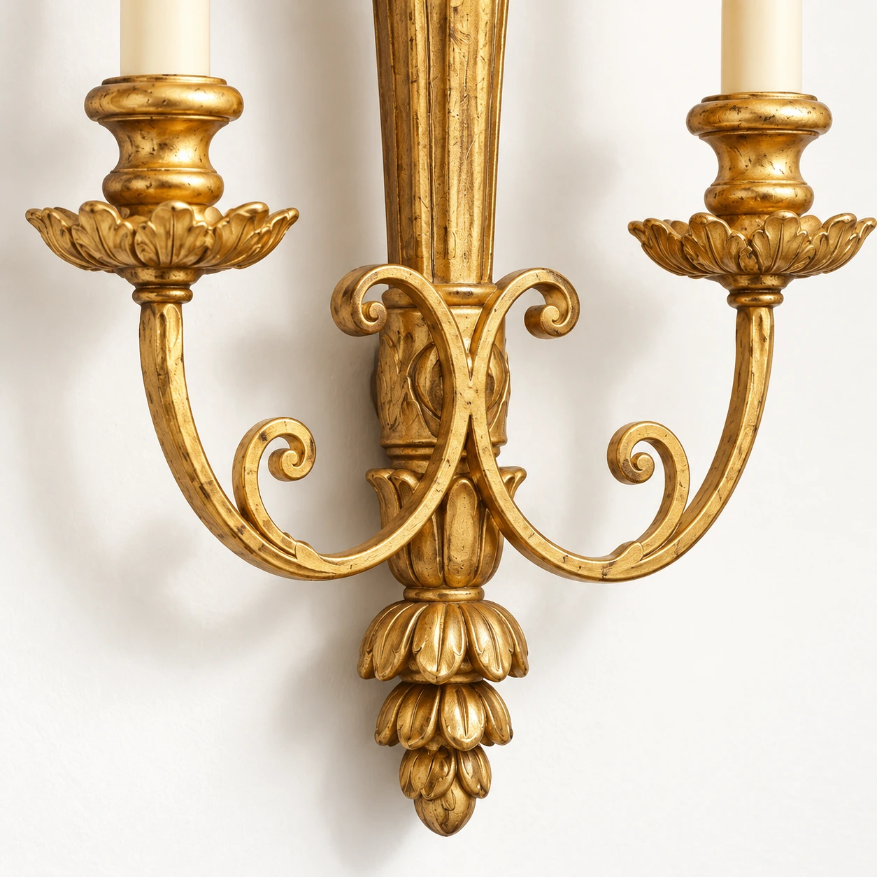détail du support central en bois et du fleuron inférieur