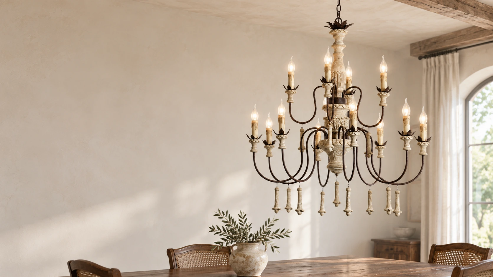Lustre vintage en bois à plusieurs bras dans une salle à manger de style rustique américain