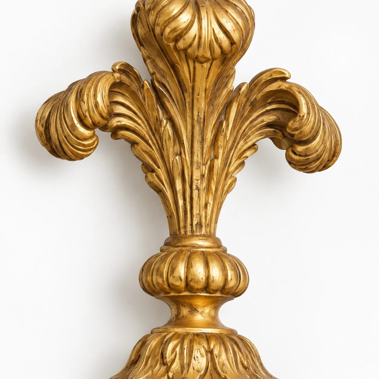 Détail en relief de bois sculpté représentant des volutes de feuilles