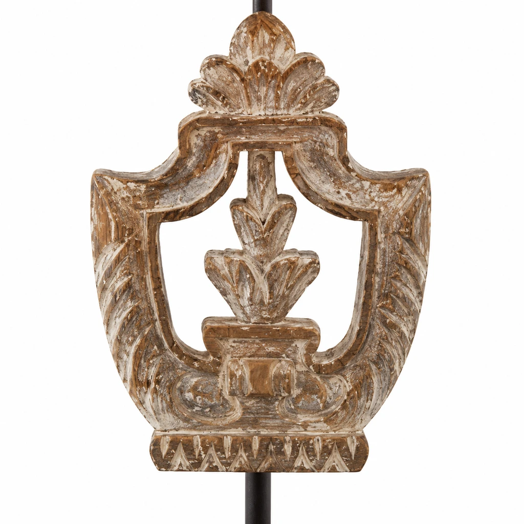 Detalle cercano del cuerpo de madera tallada en forma de escudo.