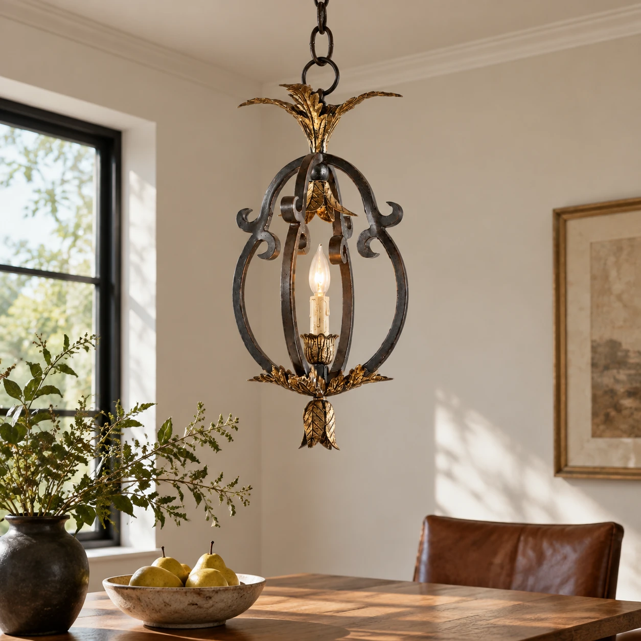 Petite suspension vintage en fer dans un coin petit-déjeuner