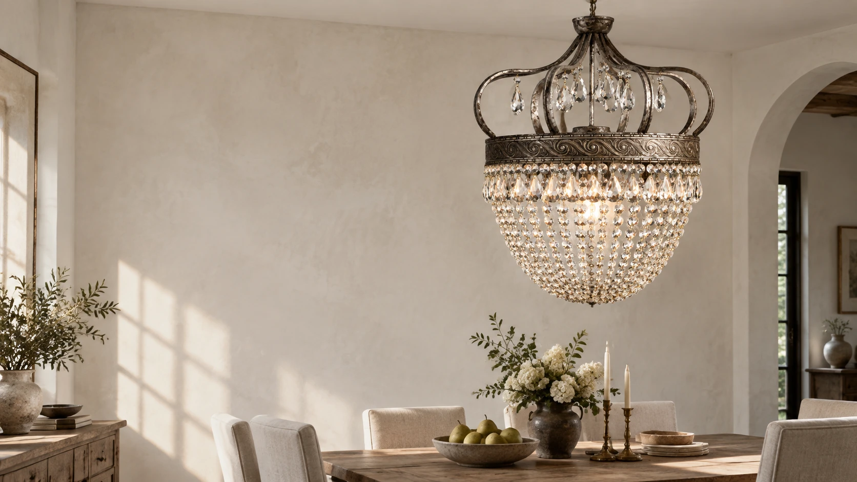 Lustre vintage en cristal de couronne dans une salle à manger éclairée naturellement