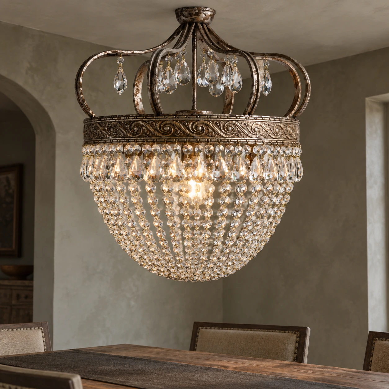 Grand lustre ancien en fer forgé et cristal au-dessus d'une table à manger