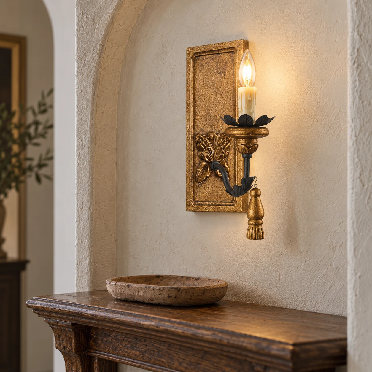 Applique murale en bois à côté d'une console d'entrée