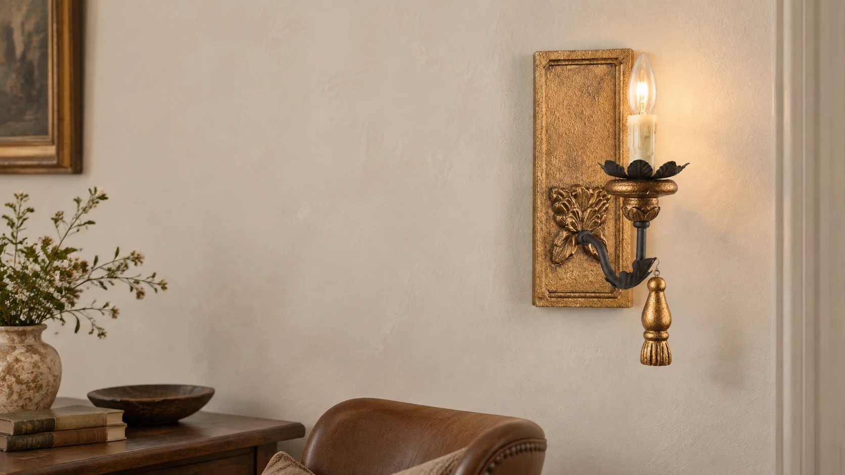 Applique murale en bois sculpté dans un intérieur vintage harmonieux