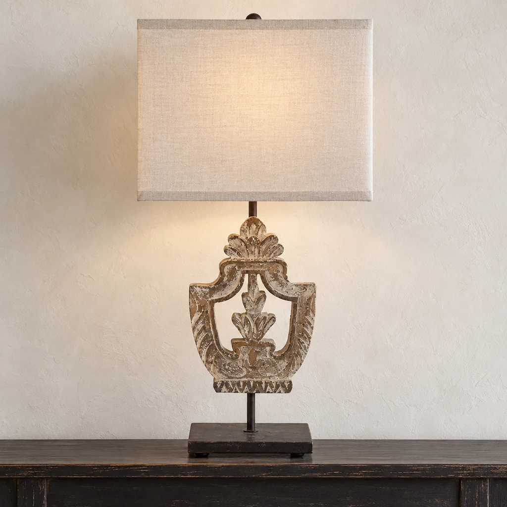 Lámpara de mesa Elodie French vintage con forma de escudo tallado en madera, en un interior neutro.