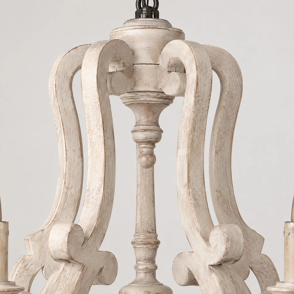 Gros plan sur la couronne en bois sculpté ajouré et le fleuron central