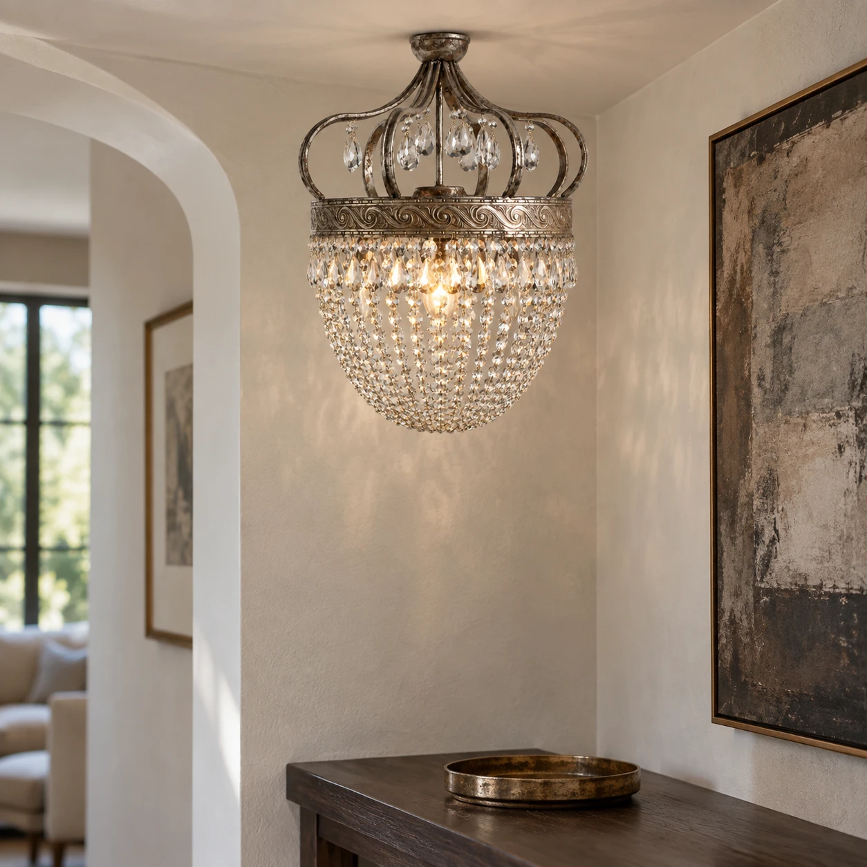 Petit lustre en cristal en forme de couronne dans un cadre d'entrée