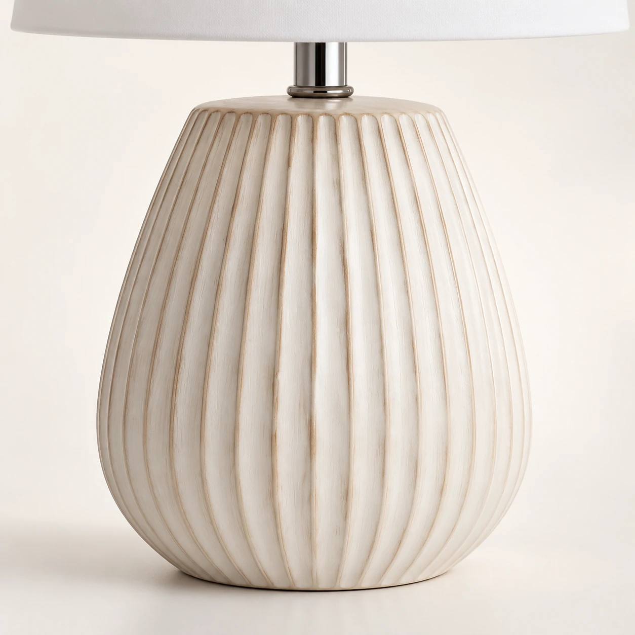 Gros plan sur le corps de lampe en bois sculpté cannelé