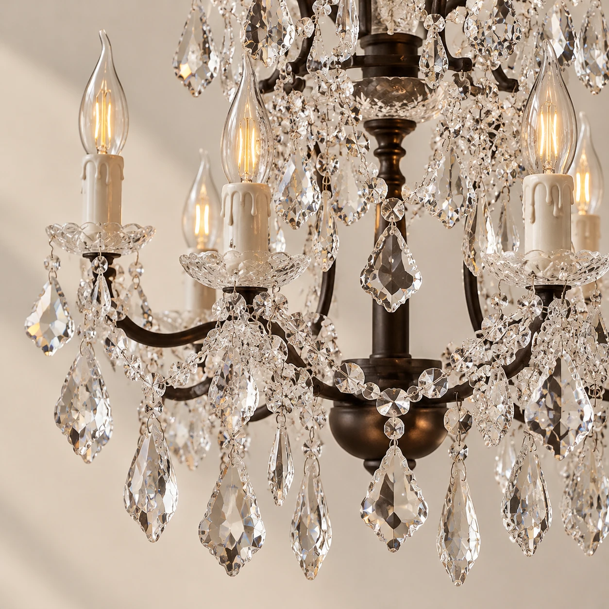 Gros plan sur les gouttes de cristal transparent et les bras de bougie en fer peint