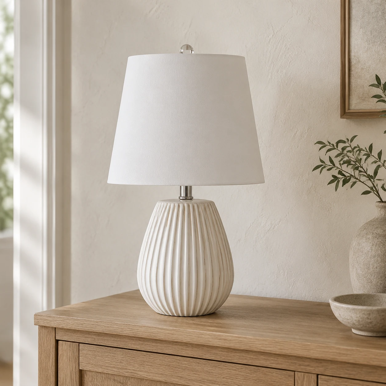 Lampe de table Clara sur une console d'entrée compacte